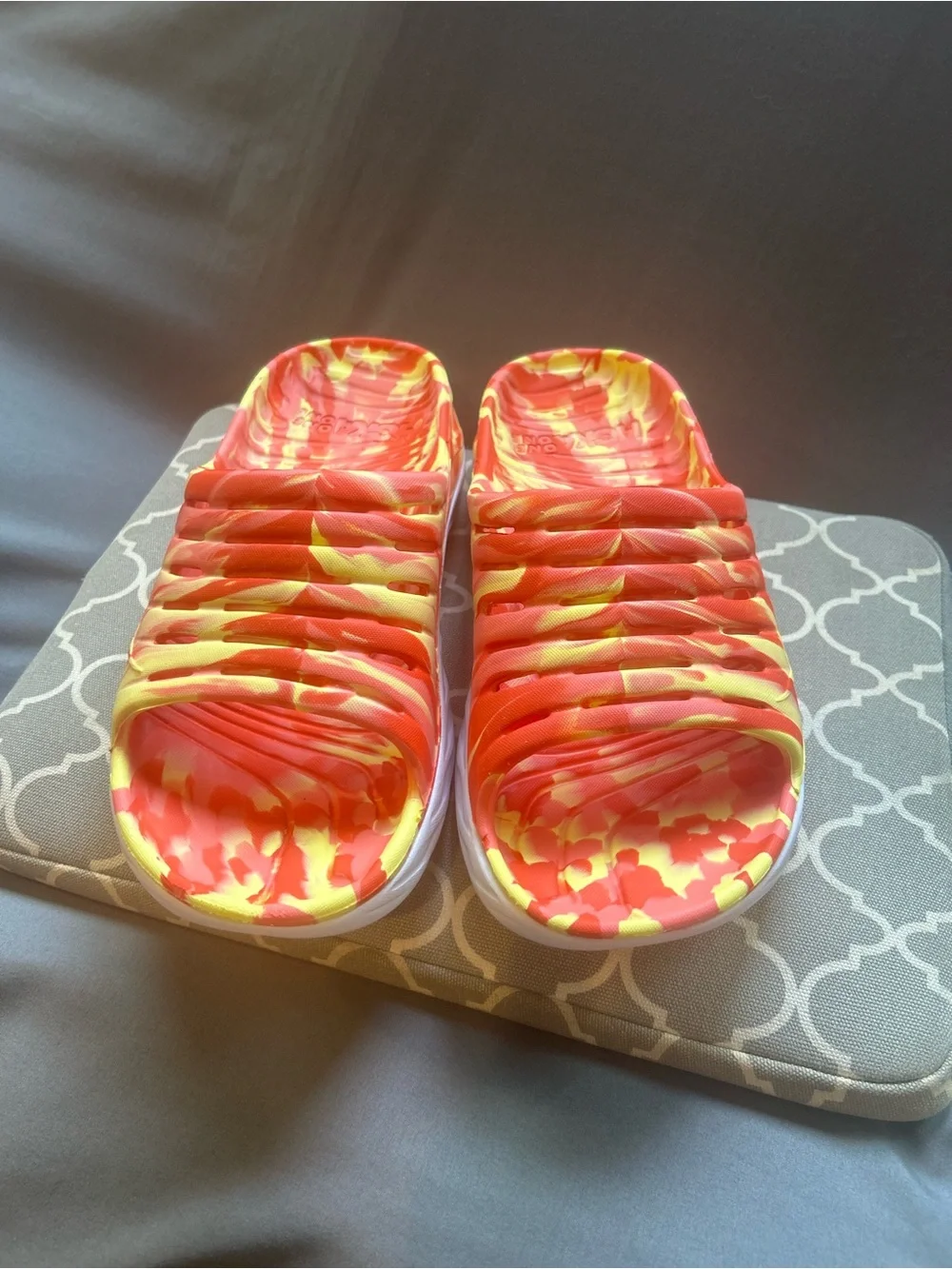 HOKA ONE ONE ORA Recovery Slide (LIKE NEW) (Sz 8 M / 10 W)